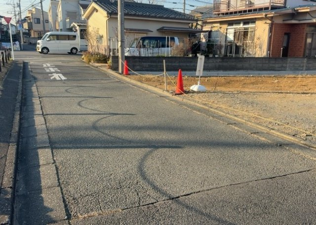 土地の形が極端に長細かったり、狭小地、あるいは道路との高低差がある傾斜地だった場合、後々売ろうとしても買い手がつかない場合もあります。後々、売却することになった時に価値の下がらない土地を選びましょう。