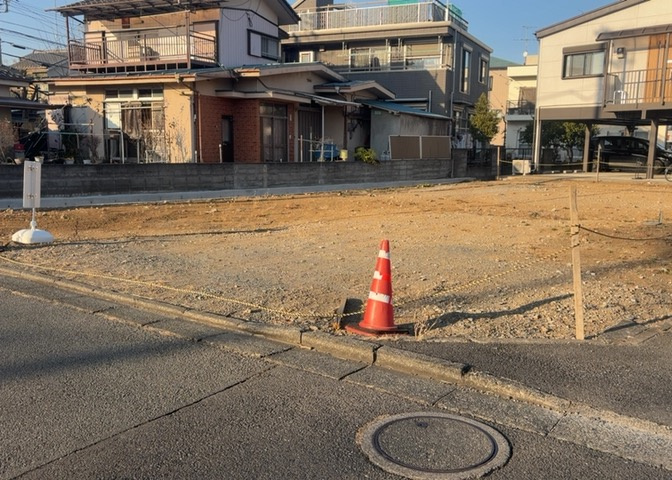 土地の面積＝住宅面積ではありません。建ぺい率の問題などで、土地のある場所によって住宅を建てられる面積は限られています。高さもしかり、「土地」という言葉の中には、建築条件も含まれると考えておきましょう。
