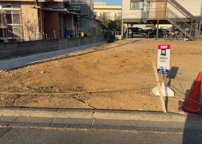 家を建てる場合、方位は要チェックです。現実的に日当たりのよい家ならばリビングは南側、建築基準法でも北側に当たる家への配慮は求められています。土地を見学に行く際は、方位磁針を持って行くようにしましょう。