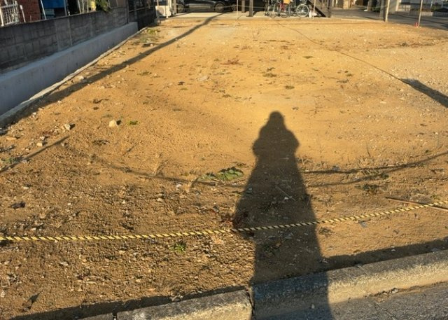 土地を買う際、住む地域の自治体や福祉の補助制度にも注目してみましょう。子供や老人の医療補助やゴミ出しのルールなど、自治体によってルールに大きな違いがあるため、暮らしやすい土地で判断するとよいでしょう。