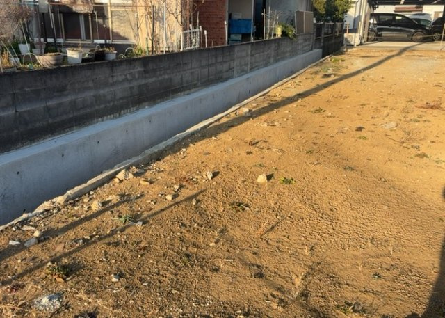 土地の前の道路に消火栓が設置されていることがあります。この場合、道路交通法第45条第1項により、駐車禁止の場所が指定されています。そのため、車庫などの駐車スペースをつくることができない場合があります。