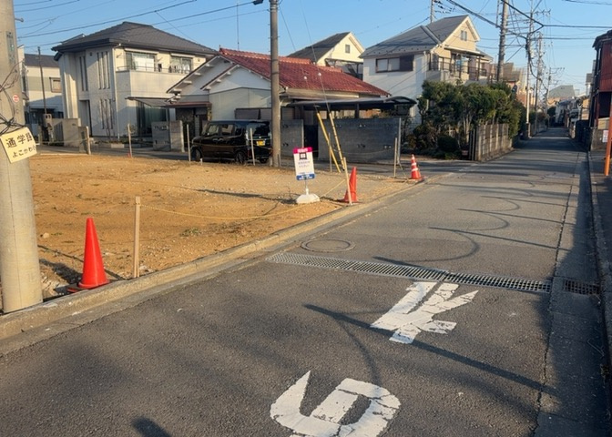 現地に行くなら、物件の周囲の地形がどうなっているかを見ることも大切です。周辺より低くなっている土地では、大雨などで水が集まりやすいため、地盤が弱くなっているということも考えられるため、注意が必要です。