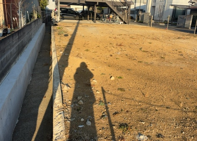 隣家の土地はどうなっているのか、生活利便施設が近くにあるのか、学校まで近いかなど、お客様のライフスタイルにあわせたイメージが重要です。また、近くにあると困る施設が近くにないかも確認するといいでしょう。
