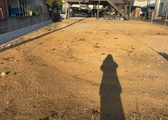 土地購入を検討されている場合、境界杭がない状態で購入してしまうと境界確定測量をする必要があり、費用がかかります。購入の前に、売主、隣土地所有者立ち合いのもと境界を確定し境界杭を設置するのがベストです。
