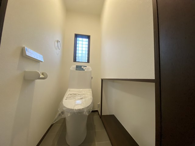 フルリノベーションにより綺麗に一新された、清潔感と機能性に優れた快適なトイレ空間です。お手入れがしやすいつるりとしたデザインや便利な収納も備わっており、毎日気持ちよく清潔にお使いいただけます。