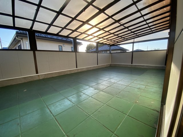 約16帖もの広々とした空間に便利な屋根をしつらえた、雨の日でも安心してお洗濯物を干せる開放的なバルコニーです。明るい陽光がたっぷりと注ぎ込み、多彩な用途で心地よくゆったりとお使いいただけます。
