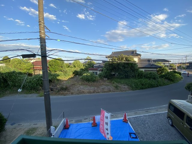 窓の外に広がる開放感あふれる心地よい景色が、毎日の暮らしに健やかな潤いを与えてくれる眺望です。たっぷりの陽光や爽やかな風を感じながら、ゆったりとリラックスした穏やかなひとときをお楽しみいただけます。