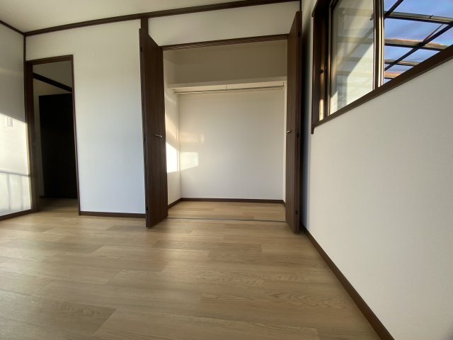 お部屋をすっきりと広く美しく保てる、使い勝手の良い便利な収納スペースです。衣類や日用品などをたっぷりと整理してしまえるため、毎日の暮らしをいつも快適で整った空間にキープすることができます