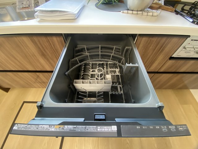 毎日の家事の負担をしっかりと軽減してくれる、便利なビルトイン食器洗い乾燥機です。食後の食器洗いをスムーズに任せられるため、水仕事の時短につながり、ご家族とのゆとりある団らんの時間を創出します。