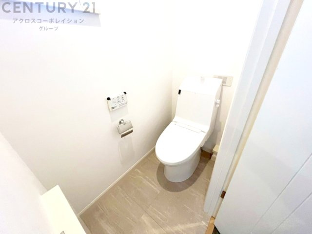 温水洗浄便座付トイレは温水洗浄機能により、暖かい水でおしりを洗浄することができ、冷たい水を使う従来の便座に比べ、温水洗浄機能で暖かいトイレを提供し、快適な使用を可能にします。