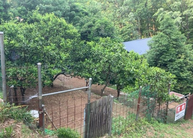 土地の面積＝住宅面積ではありません。建ぺい率の問題などで、土地のある場所によって住宅を建てられる面積は限られています。高さもしかり、「土地」という言葉の中には、建築条件も含まれると考えておきましょう。