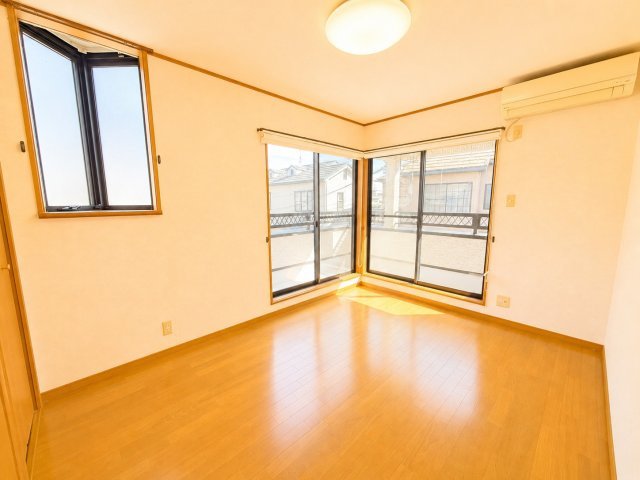 バルコニーに面した洋室6帖です。大きな掃き出し窓からたっぷりと自然光が差し込み、明るく開放的な空間が広がります。バルコニーへ直接出入りできるため、通風も良好で快適な居住環境となっています。