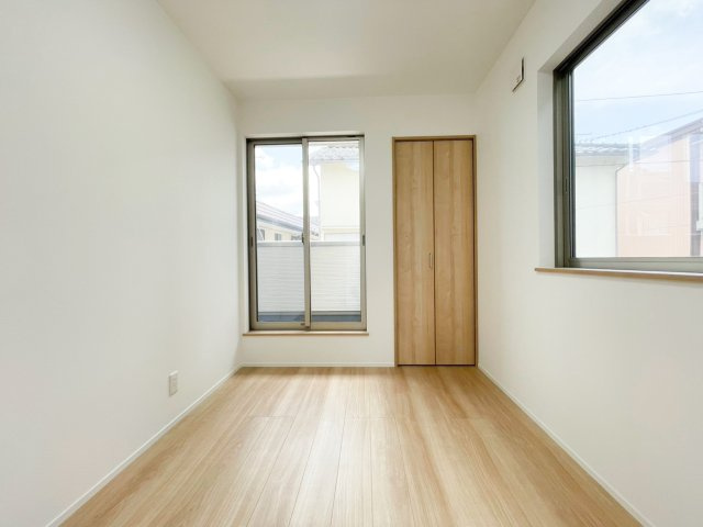 二面採光で明るい洋室です