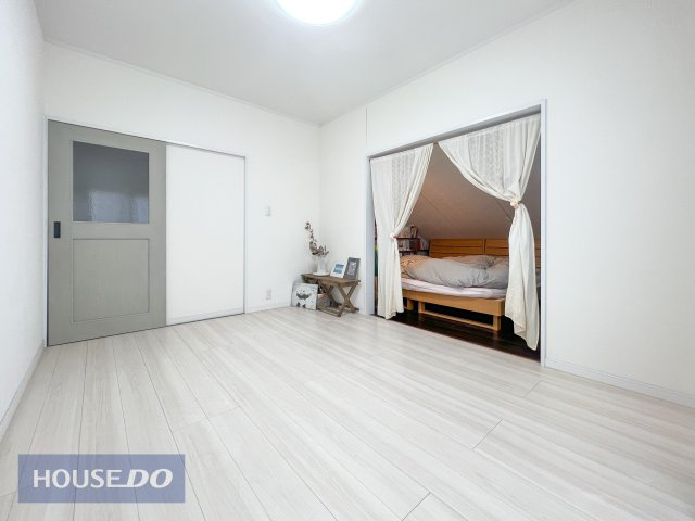 南に面した洋室は陽光ふりそそぐ明るい室内、明るい印象の空間で開放感があります。