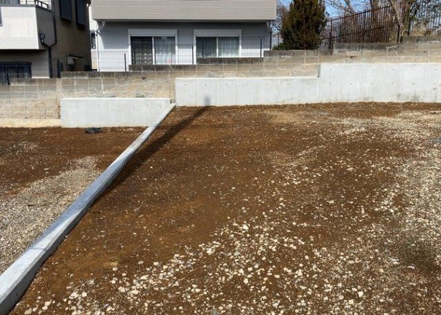 土地の形が極端に長細かったり、狭小地、あるいは道路との高低差がある傾斜地だった場合、後々売ろうとしても買い手がつかない場合もあります。後々、売却することになった時に価値の下がらない土地を選びましょう。