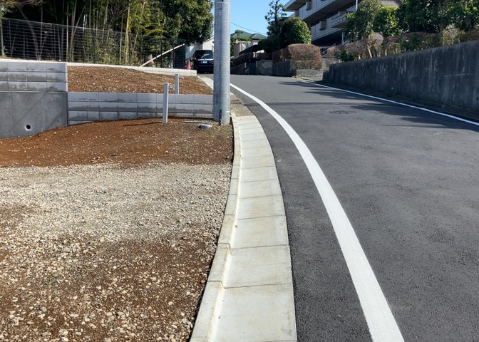土地の面積＝住宅面積ではありません。建ぺい率の問題などで、土地のある場所によって住宅を建てられる面積は限られています。高さもしかり、「土地」という言葉の中には、建築条件も含まれると考えておきましょう。