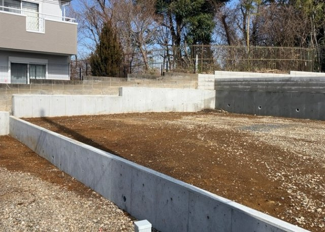 家を建てる場合、方位は要チェックです。現実的に日当たりのよい家ならばリビングは南側、建築基準法でも北側に当たる家への配慮は求められています。土地を見学に行く際は、方位磁針を持って行くようにしましょう。