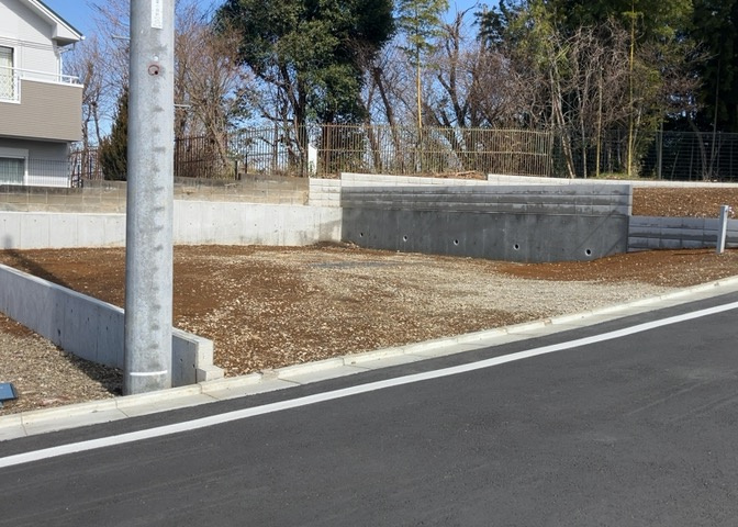 土地を買う際、住む地域の自治体や福祉の補助制度にも注目してみましょう。子供や老人の医療補助やゴミ出しのルールなど、自治体によってルールに大きな違いがあるため、暮らしやすい土地で判断するとよいでしょう。