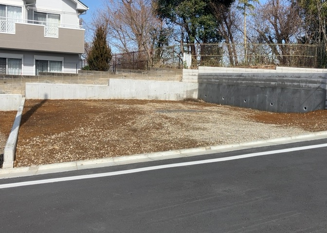 土地の前の道路に消火栓が設置されていることがあります。この場合、道路交通法第45条第1項により、駐車禁止の場所が指定されています。そのため、車庫などの駐車スペースをつくることができない場合があります。