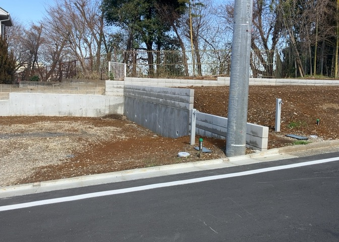 現地に行くなら、物件の周囲の地形がどうなっているかを見ることも大切です。周辺より低くなっている土地では、大雨などで水が集まりやすいため、地盤が弱くなっているということも考えられるため、注意が必要です。