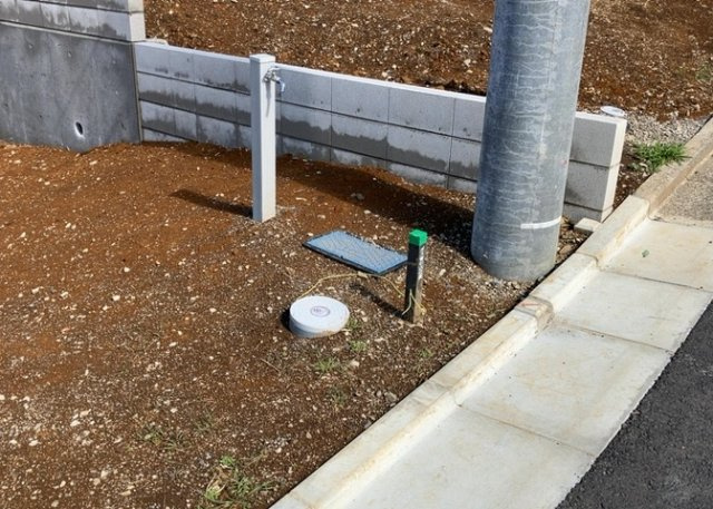 土地購入を検討されている場合、境界杭がない状態で購入してしまうと境界確定測量をする必要があり、費用がかかります。購入の前に、売主、隣土地所有者立ち合いのもと境界を確定し境界杭を設置するのがベストです。