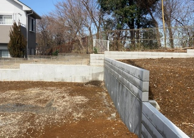 家を建てる前提で土地を探している場合、地盤の丈夫さは譲れない条件の一つです。地盤が脆弱だと追加工事が必要となります。また、過去に地盤沈下や液状化現象を起こした土地は、できるだけ避けた方がいいでしょう。