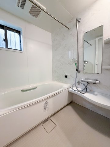 1616タイプの広々お風呂！とても清潔感がございます。浴室乾燥機・追い炊き機能等ついております！