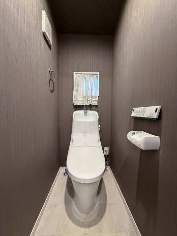 清潔感のある2階部分のトイレになります。