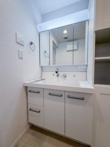 収納力豊富で大きめ鏡の独立洗面台です。シャワーヘッドタイプなので使いやすい！