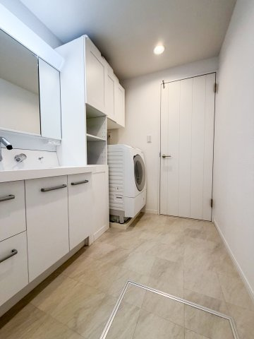 大き目の洗面台、収納スペース、ドラム式洗濯機を置いてもこの余裕の広さ！快適な水回りの環境です！※CGにより家具・小物消し加工をしております。