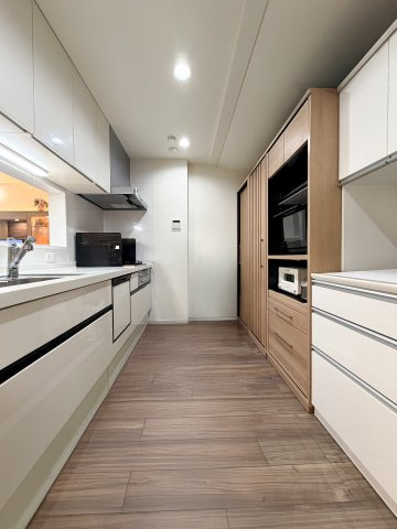 広々カウンターキッチン！浄水器、食洗器付き！キッチンの後ろのスペースがとても広く確保されております！※CGにより家具・小物消し加工をしております。