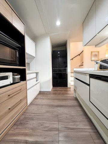 広々カウンターキッチン！冷蔵庫専用置場有！キッチンの後ろのスペースがとても広く確保されております！※CGにより家具・小物消し加工をしております。