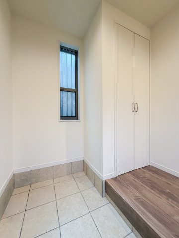 広々な玄関スペースです。収納二つ設置！土間部分が広くゴルフバッグやベビーカーなども置ける空間！