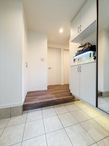 広々な玄関スペースです。収納二つ設置！土間部分が広くゴルフバッグやベビーカーなども置ける空間！※CGにより小物消し加工をしております。