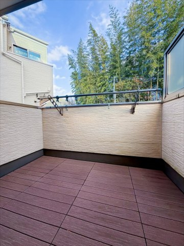 本物件2階のバルコニースペースです。とても広く開放感がございます！※CGにより一部加工をしております。