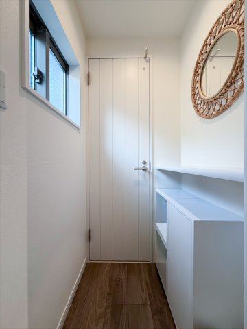 2階トイレ前スペースです。少し身だしなみチェック等を行うことができるのが嬉しいポイント！※CGにより小物消し加工をしております。