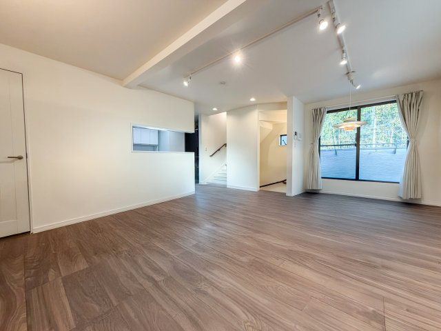 ゆったりしたリビング。キッチンからリビングまで見通しが良く、小さなお子様のいるご家庭も安心。※CGにより家具消し加工をしております。