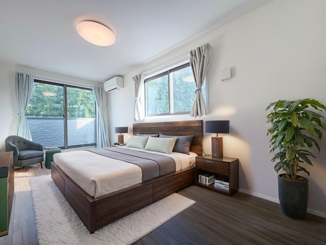 3階部分の洋室部分。2面採光で緑も見えてとても明るい空間となっております。クローゼットもございます！※CGによりヴァーチャルステージング加工をしております。