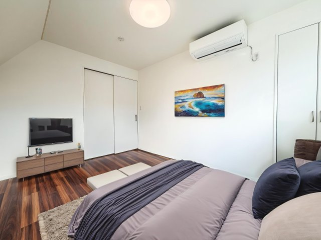 3階の洋室部分。収納スペースが2か所あり収納力豊富です！窓サッシもついておりますので明るい空間です！※CGによりヴァーチャルステージング加工をしております。