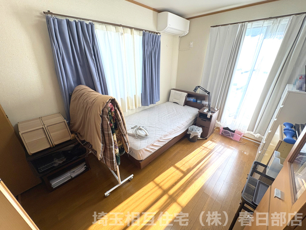 6帖　北東側洋室　プライベートな空間だからこそシンプルに使いやすいデザインに。