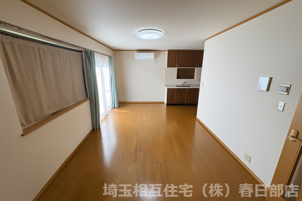 リビングダイニング　13帖のLDK。南東からの採光で明るい空間です。　※加工で一部物を削除しています。実際とは多少異なります。