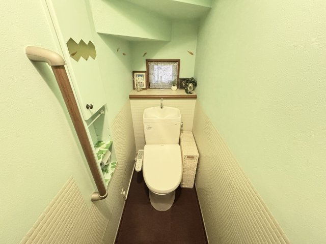 1階のトイレスペースです！ウォシュレット便座付♪ペーパーホルダーが壁面に収まっている為、スペースが全体的にスッキリしています！