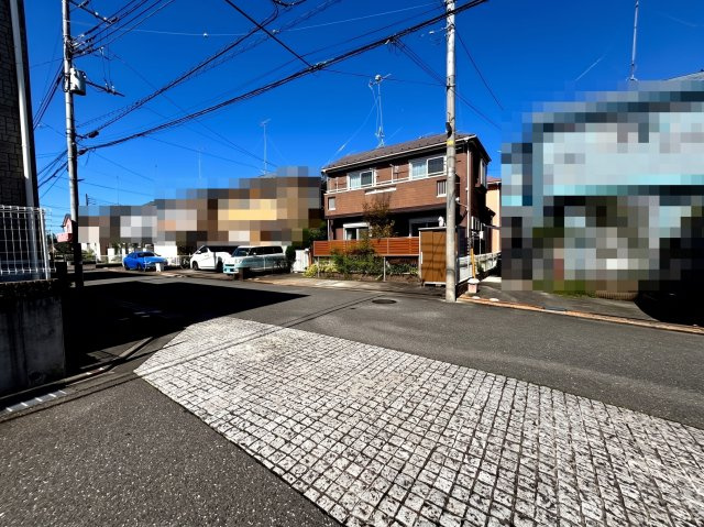 対象物件の正面は角地になっており、道路部分が広く開放的に感じられる区画位置です♪