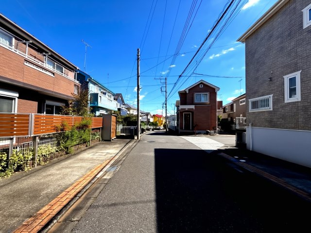 分譲地内の道路は基本的に分譲地内にお住まいの方の交通が主となる為、交通量も少なく落ち着きがあります。
