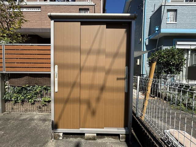 倉庫が添えつけてある為、外周りにも収納力がございます！フェンスと同一カラーでまとまりがあります！