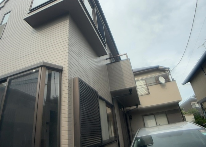 バルコニーは、室外の専用スペースのうち、「屋根がなく開放された空間」であるものを指します。ベランダより広いタイプのものが多く、日当たりもよいため家庭菜園などを楽しみたい人にとって適した環境となります。