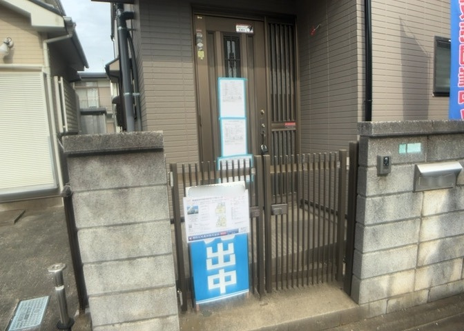 玄関は家の顔でもあり、家族以外の目にも止まる場所です。玄関は外との間を仕切る扉、靴などをしまっておく収納スペース、靴脱ぎのたたきスペース、来客とのやり取りをするドアホンなど複数のアイテムからなります。
