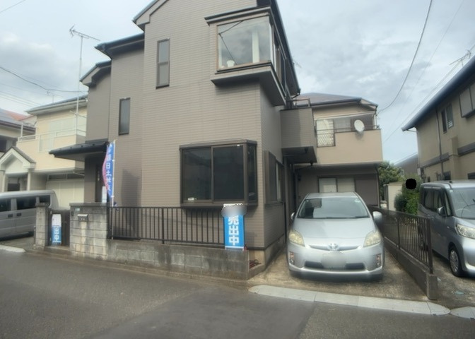 建物の基礎工事の方法は、主流となっているベタ基礎（防湿基礎）と布基礎の2種類に分類され、床下の通気性や耐久性などに違いがあります。建物の基礎部分の構造や付帯設備など詳細については現地でご確認ください。