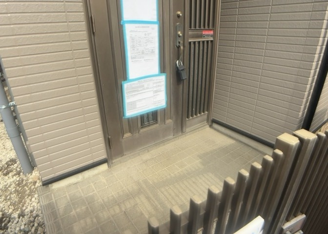 玄関ポーチにおいて最も重視すべきと言っても良いのが広さです。適切な広さの玄関ポーチでないと外見的なバランスは崩れてしまいますし、何より使いにくくなってしまいますので、現地で実際に下見をしてみましょう！