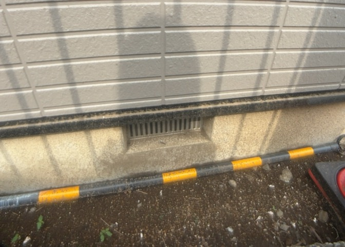 床下換気口は、床下に湿気がこもることを防ぎ、効果的に換気を行うために設置されています。床下換気口が設置されていない建物は、基礎パッキング工法などにより換気を行なっています。詳細は現地でご確認ください。